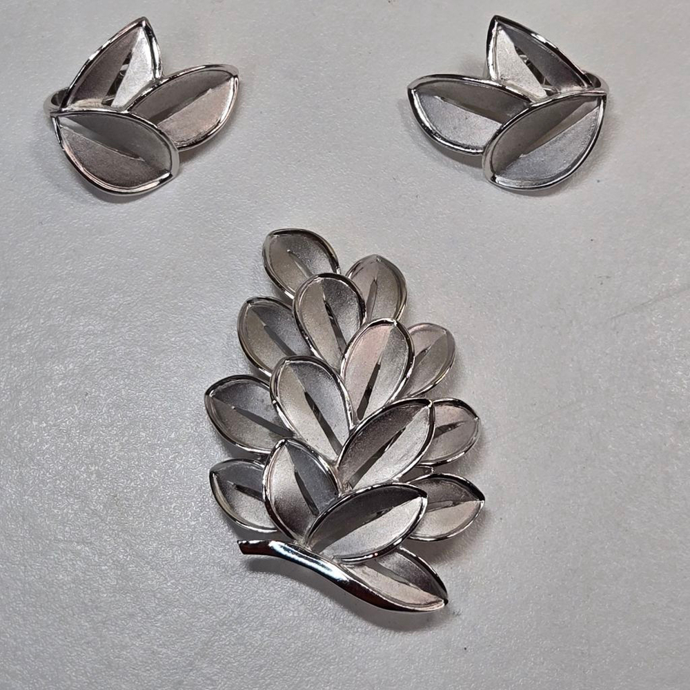 Vintage Crown Trifari Silvertone Leaf Brooch Pin & Clip-On Earrings Set EUC
